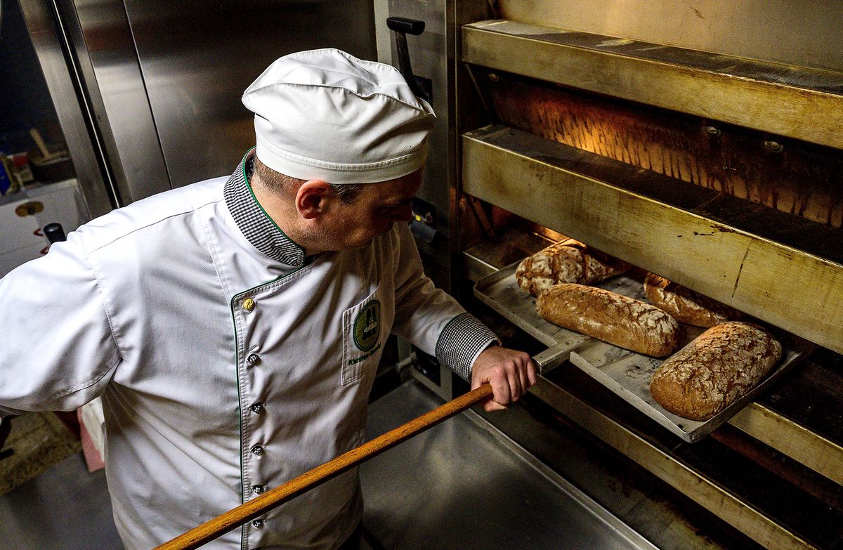 baker,bakery,bread,
pék,pékség,kenyér,péksütemény,péksüti,friss
JOHN MACDOUGALL / AFP