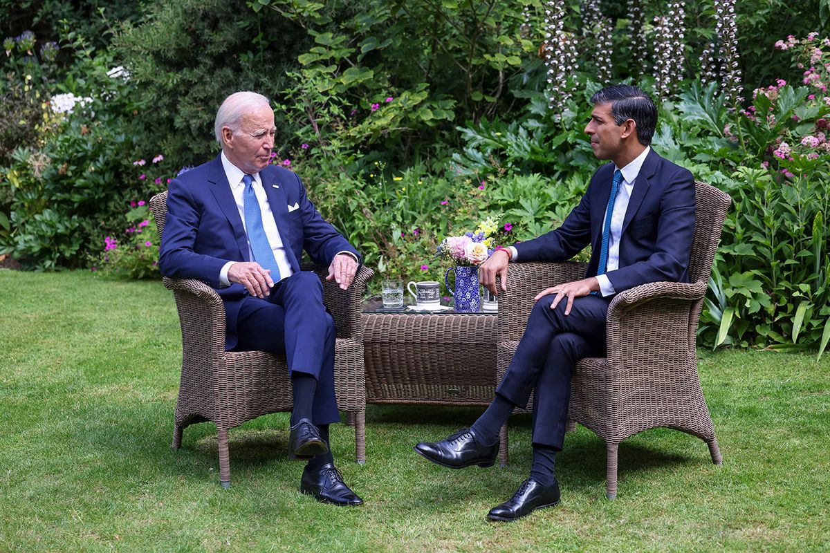 BIDEN, Joe; SUNAK, RishiLondon, 2023. július 10.
Rishi Sunak brit miniszterelnök (j) Joe Biden amerikai elnököt fogadja a brit kormányfői rezidencia kertjében, Londonban 2023. július 10-én. Biden a másnap kezdődő vilniusi NATO-csúcsra érkezett Európába.
MTI/EPA/Bloomberg pool/Chris RatcliffeLondon, 2023. július 10.Rishi Sunak brit miniszterelnök (j) Joe Biden amerikai elnököt fogadja a brit kormányfői rezidencia kertjében, Londonban 2023. július 10-én. Biden a másnap kezdődő vilniusi NATO-csúcsra érkezett Európába.MTI/EPA/Bloomberg pool/Chris Ratcliffe