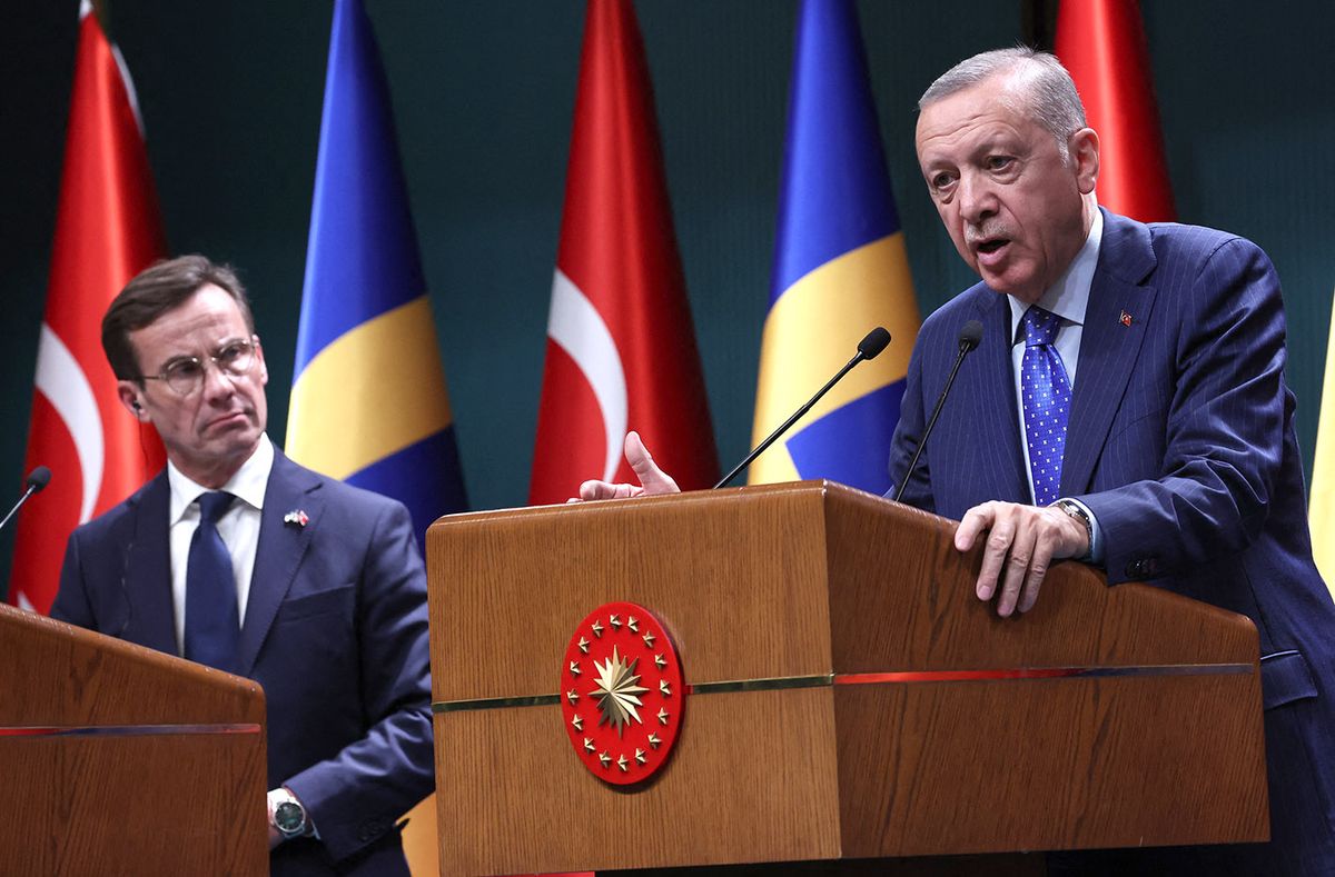 Turkish President Recep Tayyip Erdogan (R) and Swedish Prime Minister Ulf Kristersson (L) hold a press conference following their meeting at the Presidential Palace in Ankara on November 8, 2022. (Photo by Adem ALTAN / AFP)