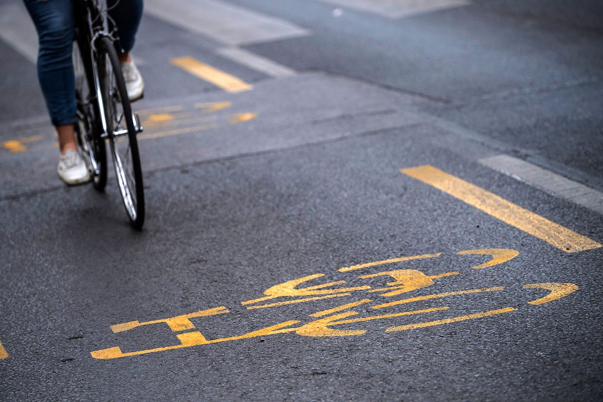 Budapest, 2020. május 23.Biciklis halad a fővárosi Nagykörúton kialakított ideiglenes kerékpársávon 2020. május 23-án.MTI/Mónus Márton