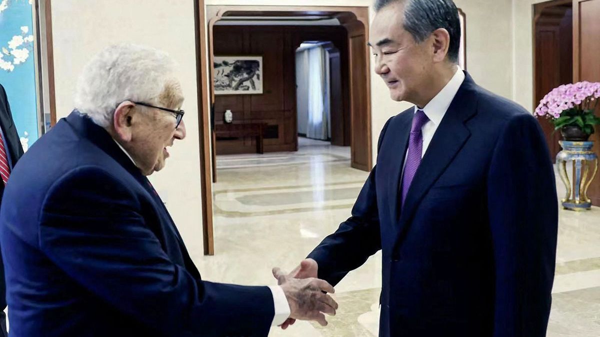 (FILES) This handout picture taken and released by China's Ministry of Foreign Affairs on July 19, 2023 shows Director of the Office of the Foreign Affairs Commission of the Communist Party of China's Central Committee Wang Yi (R) shaking hands with former US secretary of state Henry Kissinger (L) as they meet in Beijing. State media outlet Xinhua said on July 25 evening that China's top legislature had voted to remove Qin from office and replace him with his boss Wang Yi. (Photo by Handout / China's Ministry of Foreign Affairs / AFP) / -----EDITORS NOTE --- RESTRICTED TO EDITORIAL USE - MANDATORY CREDIT "AFP PHOTO / China's Ministry of Foreign Affairs " - NO MARKETING - NO ADVERTISING CAMPAIGNS - DISTRIBUTED AS A SERVICE TO CLIENTS