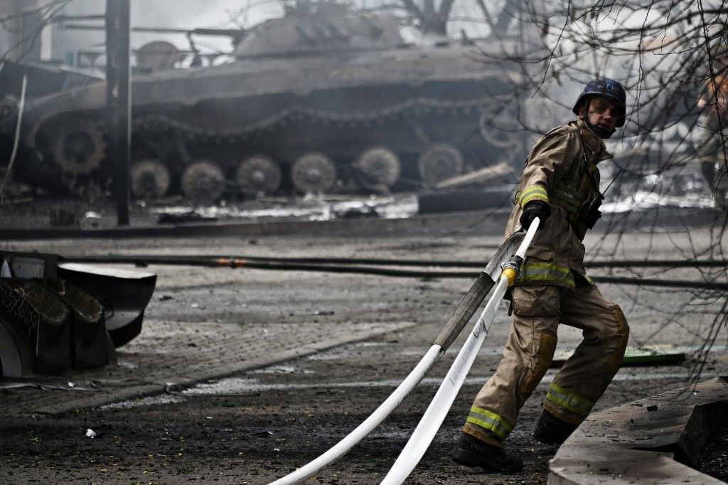 A Ukrainian firefighter works to extinguish a fire at a petrol station, which was hit by a Russian strike in the town of Kostyantynivka, Donetsk region, on July 22, 2023, amid the Russian invasion of Ukraine. (Photo by Genya SAVILOV / AFP)