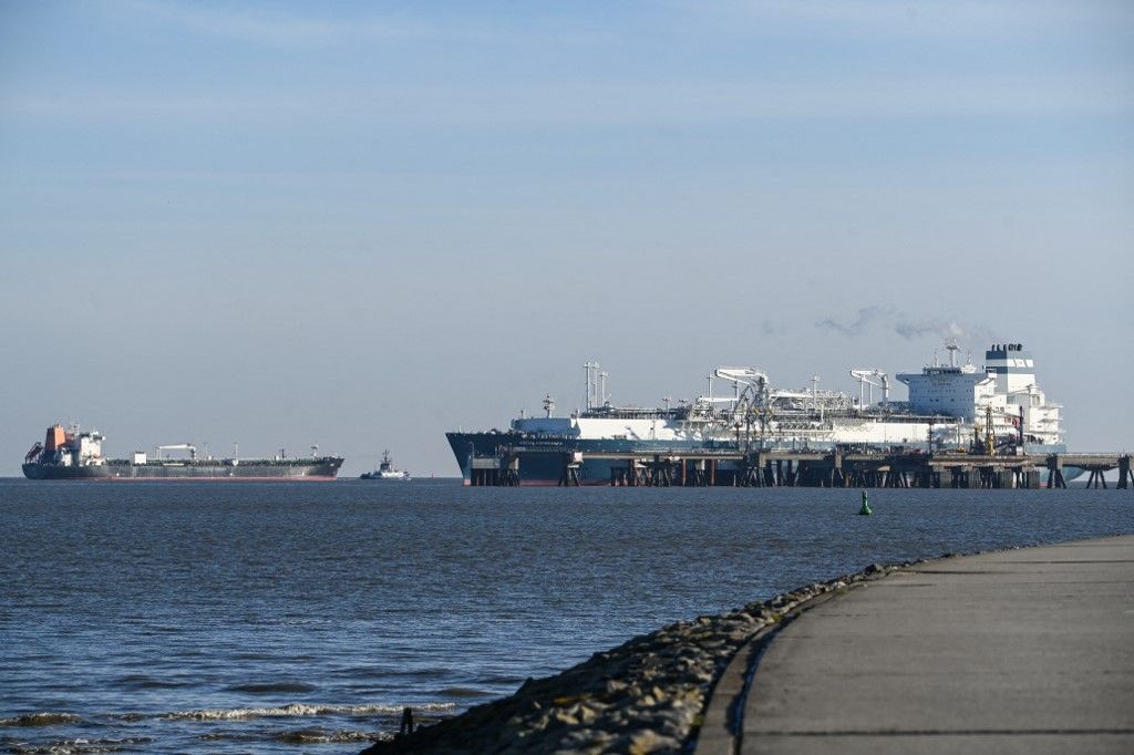 40.000 tons of diesel from Russia
18 January 2023, Lower Saxony, Wilhelmshaven: The tanker "Ane " at the height of the " Hoegh Esperanza " A ship delivery of 40,000 tons of diesel from Russia to Wilhelmshaven has met with criticism from the government of Lower Saxony. The import is legally permissible despite a far-reaching EU ban on oil imports, as the EU regulation allows an import of Russian petroleum products, such as diesel, by ship until February 5. "In general, however, we also see this critically, that there is this exception to the Russia embargo," a spokesman for Lower Saxony's Energy Minister Christian Meyer (Greens) said in Hanover on Wednesday. Crude oil may no longer be imported from Russia by ship since the beginning of December. Initially, several media had reported. Photo: Lars Klemmer/dpa (Photo by Lars Klemmer / DPA / dpa Picture-Alliance via AFP)