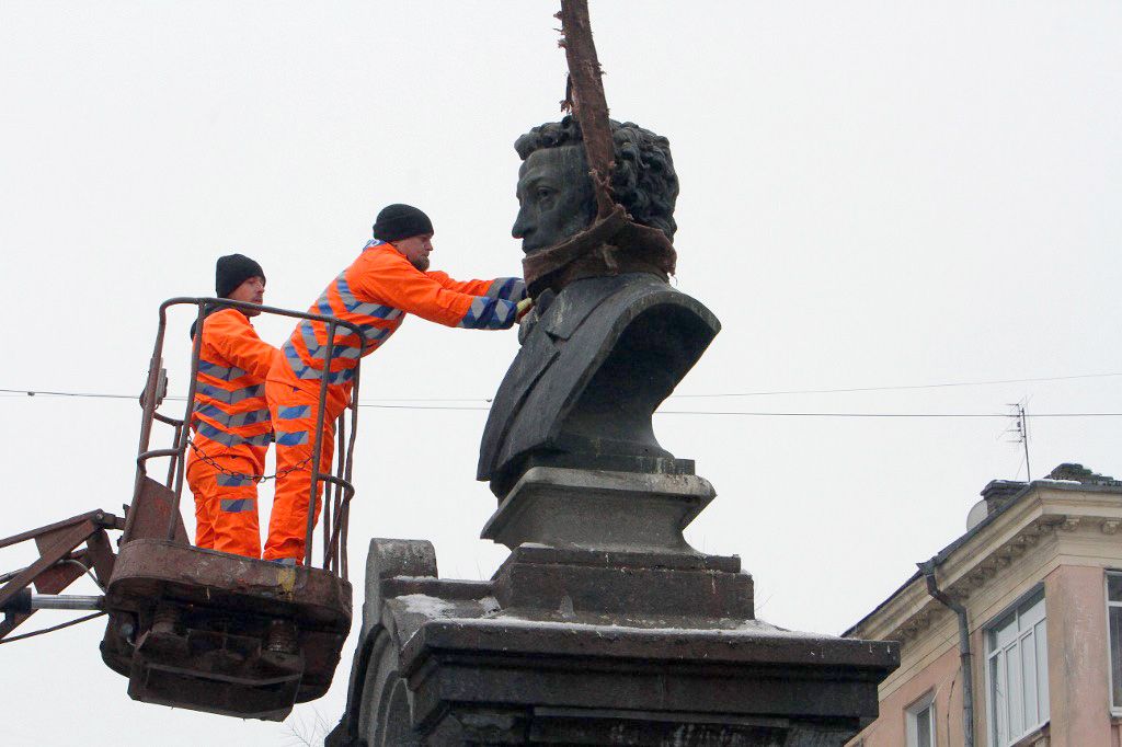 Monument to Pushkin dismantled in DniproUKRAINE-CRISIS/