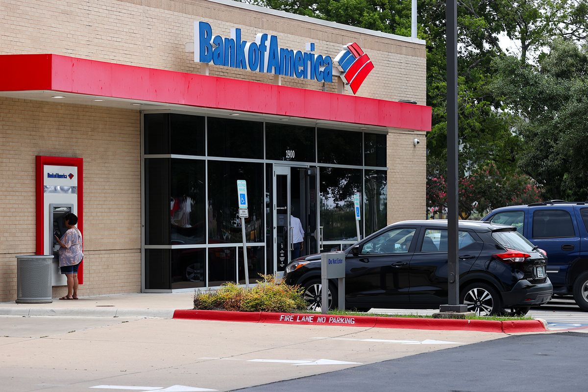 Bank of America ordered to pay 150 million USD over 'junk fees' and fake accounts
epa10740480 Customers walk inside and use the ATM at a Bank of America branch in Austin, Texas, USA, 11 July 2023. Bank of America was fined 150 million US dollars for double-charged overdraft fees and unauthorized accounts opened by the company.  EPA/ADAM DAVIS epa10740480 Customers walk inside and use the ATM at a Bank of America branch in Austin, Texas, USA, 11 July 2023. Bank of America was fined 150 million US dollars for double-charged overdraft fees and unauthorized accounts opened by the company.  EPA/ADAM DAVIS