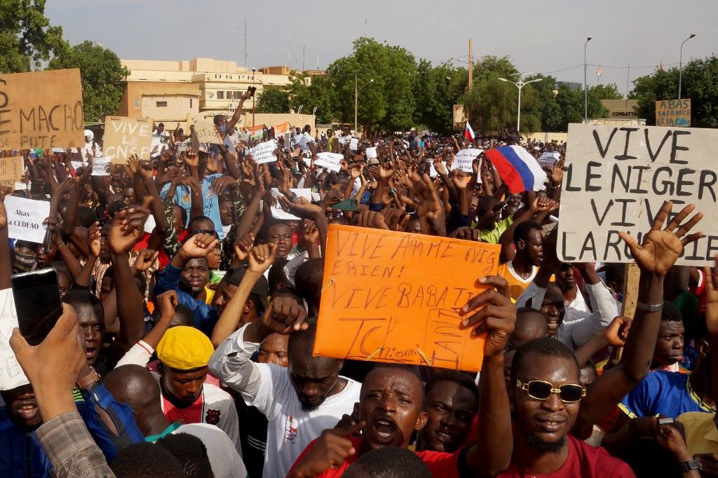 Coup supporters take to the streets in Niger