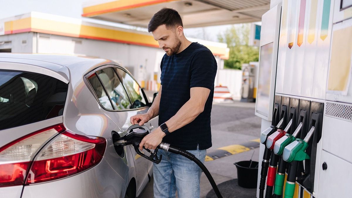 Handsome,Young,Man,Refueling,Car,At,Gas,Station.,Male,Filling
infláció, tankolás, üzemanyag