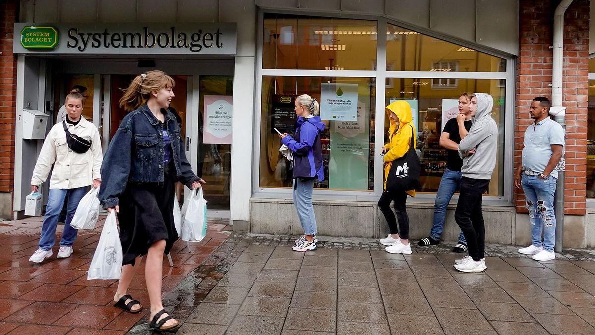 Lulea,,Sweden,June,18,,2020,People,Waiting,Their,Turn,To
Lulea, Sweden June 18, 2020 People waiting their turn to get into the Systembolaget liquor store and social distancing.