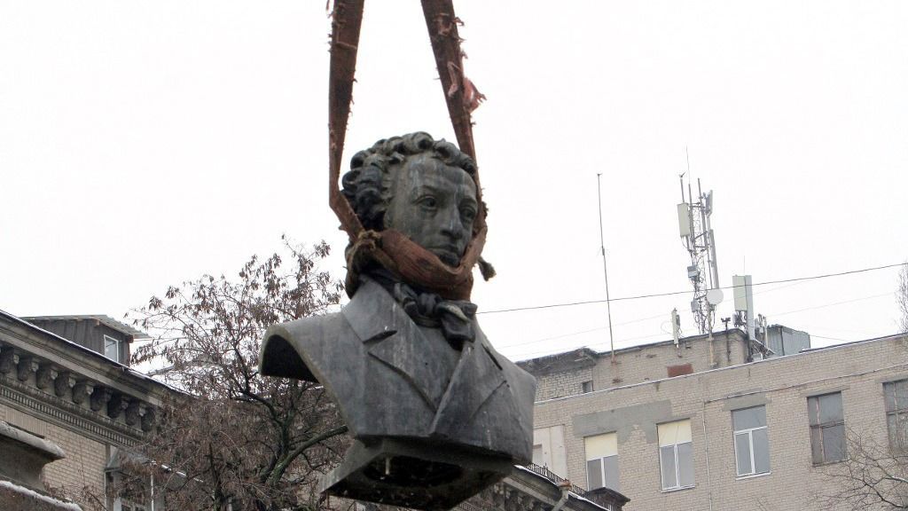 Monument to Pushkin dismantled in DniproDNIPRO, UKRAINE - DECEMBER 19, 2022 - Municipal service workers dismantle a monument to a Russian poet Alexander Pushkin, Dnipro, eastern Ukraine. NO USE RUSSIA. NO USE BELARUS. (Photo by Mykola Myakshykov / NurPhoto / NurPhoto via AFP)