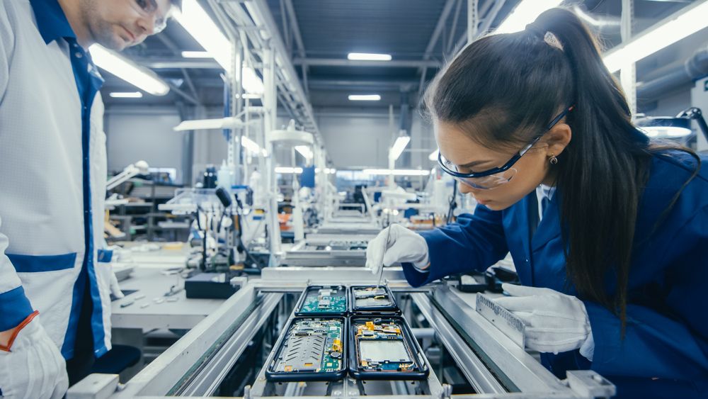 Shot,Of,An,Electronics,Factory,Workers,Assembling,Circuit,Boards,By