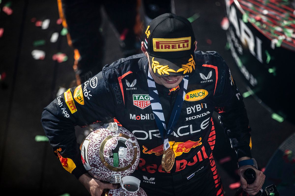 20230723 Mogyoród
A győztes Max Verstappen, a Red Bull holland versenyzője az eltört serleggel a Forma-1-es Magyar Nagydíjon.
Fotó: Kurucz Árpád (KA)
Magyar Nemzet