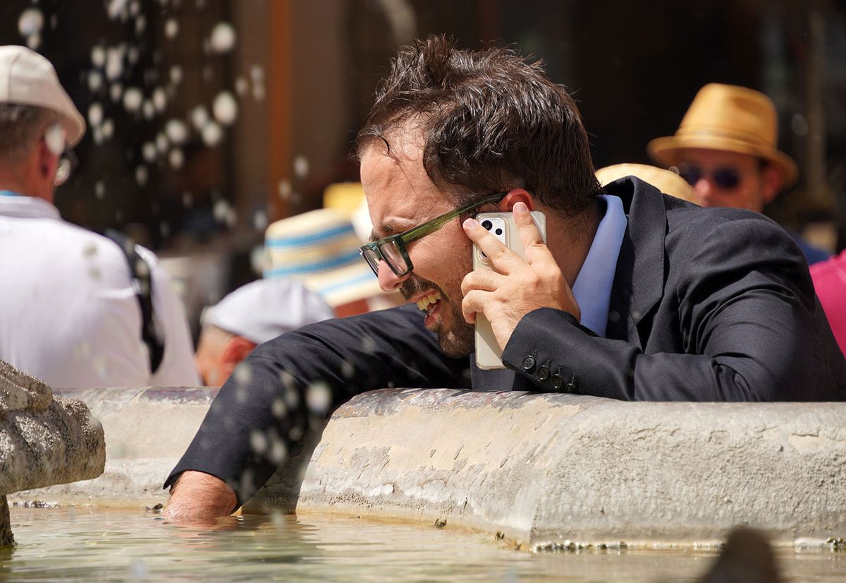 ITALY-ROME-HEAT WAVE(230718) -- ROME, July 18, 2023 (Xinhua) -- A man refreshes himself with the water from a fountain near the Pantheon in Rome, Italy, on July 18, 2023. The maximum temperature in Rome exceeded 41 degrees Celsius on Tuesday. (Xinhua/Jin Mamengni)Xinhua News Agency / eyevineContact eyevine for more information about using this image:T: +44 (0) 20 8709 8709E: info@eyevine.comhttp://www.eyevine.com