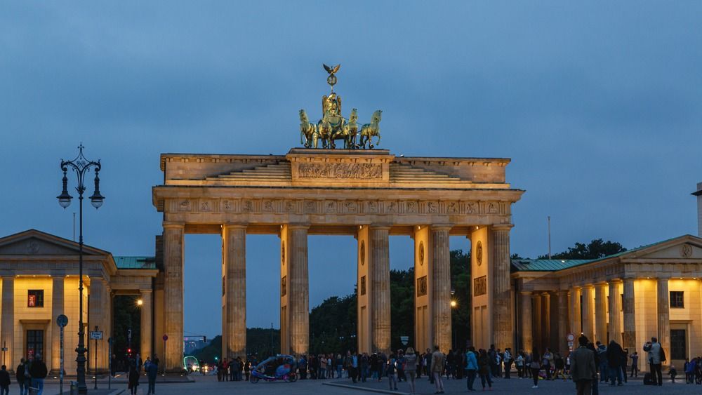 Berlin,,May,25,,2016:,Brandenburg,Gate,And,Pariser,Platz,At