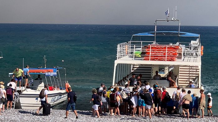 Kiotari, 2023. július 22.
Bozóttűz miatt evakuált lakosok hajóra szállnak a Rodosz szigetén fekvő Kiotari falunál 2023. július 22-én. A hőség és tartós csapadékhiány miatt Athén térségében is erdőtüzek pusztítanak.
MTI/EPA/ANA-MPA/Damianidisz Lefterisz