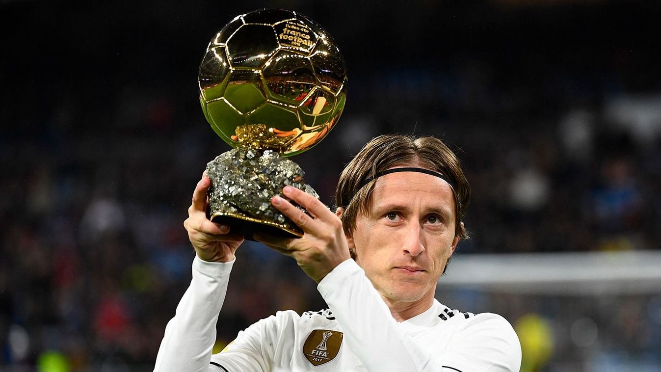 Real Madrid's Croatian midfielder Luka Modric poses with his Ballon d'Or trophy before the Spanish League football match between Real Madrid and Rayo Vallecano at the Santiago Bernabeu stadium in Madrid on December 15, 2018. (Photo by GABRIEL BOUYS / AFP)