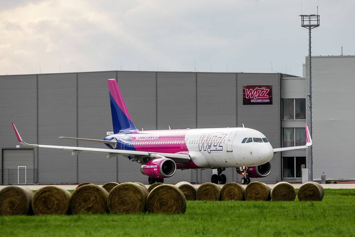 20230610 Debrecen

Budapest után egy hónappal immár Debrecenből is elérhető közvetlen repülőjárattal a törökországi Antalya. A Wizz Air légitársaság heti két járatot indít a cívisvárosból. 

Fotó: Czinege Melinda CZM
Hajdú-Bihari Napló