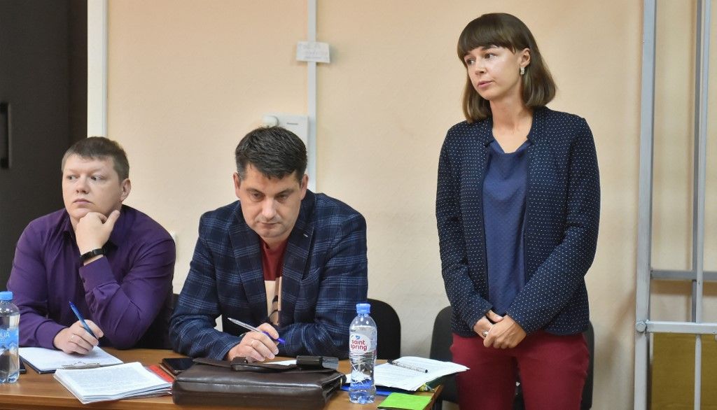 Ksenia Fadeyeva (R), 31, former local deputy in the Siberian city of Tomsk, ally of jailed Russian opposition leader Alexei Navalny and accused of having created an "extremist organisation", stands as she attends court hearings in the Siberian city of Tomsk on August 14, 2023. Fadeyava headed Navalny's political office in Tomsk, where the opposition leader was poisoned with Novichok in August 2020 on a visit ahead of elections, and the trial is the latest in a series of cases brought against vocal critics of the Kremlin, a crackdown that intensified after Russian launched large-scale hostilities in Ukraine last year. (Photo by Vladimir NIKOLAYEV / AFP)