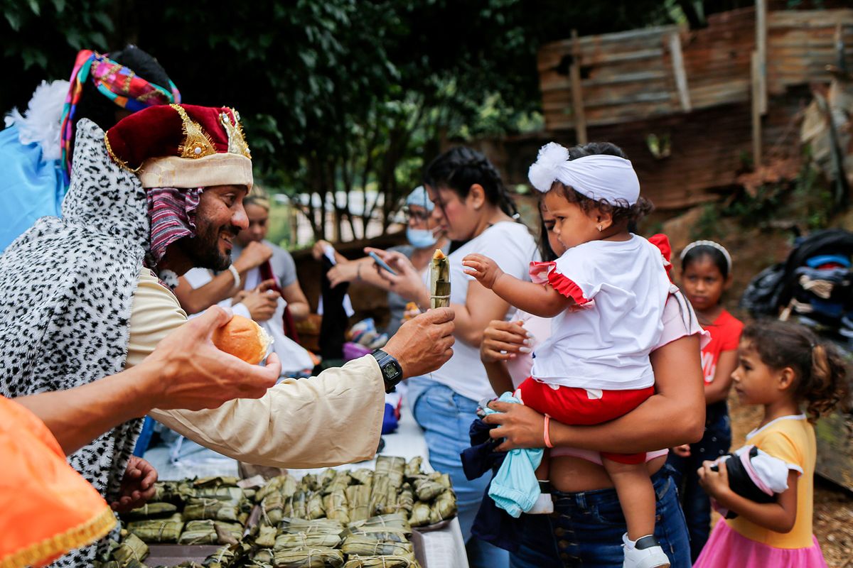 Epiphany in Venezuela, Wayuu
06 January 2023, Venezuela, Caracas: Men dressed as Magi donate gifts, food and clothing to children in a Wayuu community in the Cota 905 neighborhood, one of the poorest in Caracas. The initiative was created by NGOs and volunteers to support this forgotten indigenous community. Photo: Pedro Rances Mattey/dpa Epiphany in Venezuela January  , 2023