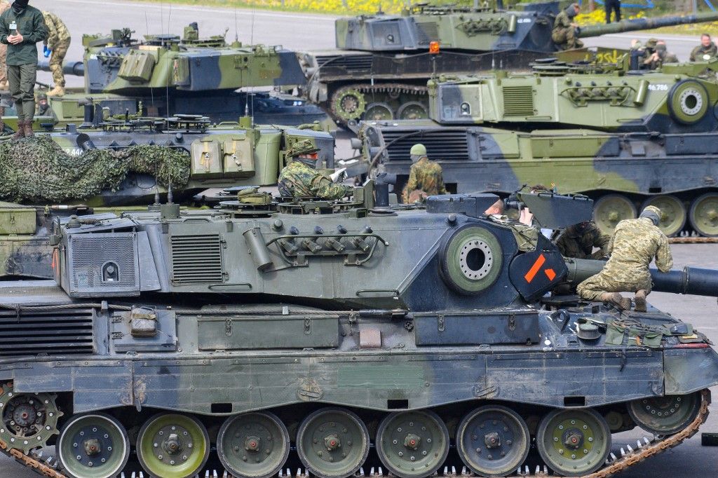 Defense Minister at training of Ukrainian soldiers05 May 2023, Saxony-Anhalt, Klietz: Ukrainian soldiers work on a Leopard 1 A5 main battle tank. German Defense Minister Pistorius and his Danish counterpart Lund Poulsen visited the training of Ukrainian soldiers on Leopard 1 A5 main battle tanks. At the Bundeswehr site in Klietz in the north of Saxony-Anhalt, the soldiers are being trained to use and maintain the weapon system. German and Danish instructors are deployed for this purpose, supported by technicians from industry. Photo: Klaus-Dietmar Gabbert/dpa (Photo by Klaus-Dietmar Gabbert / DPA / dpa Picture-Alliance via AFP)