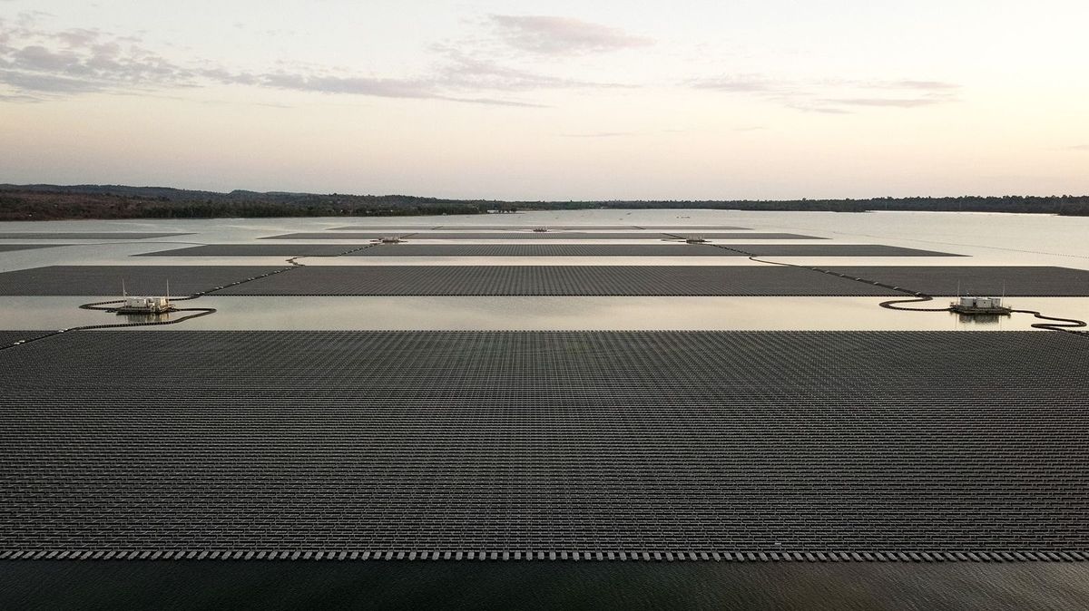 This aerial photo taken on February 22, 2022 shows floating solar panels for the Sirindhorn Dam hydro-solar farm run by the Electricity Generating Authority of Thailand (EGAT) in Ubon Ratchathani. (Photo by Jack TAYLOR / AFP)