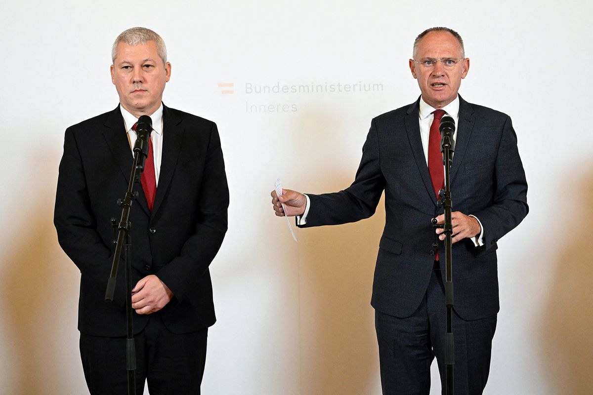 Romanian Vice-Premier and Interior Minister Catalin Predoiu (L) and Austrian Interior Minister Gerhard Karner give a press statement following a working meeting at the Interior Ministry in Vienna on August 23, 2023. (Photo by HELMUT FOHRINGER / APA / AFP) / Austria OUT