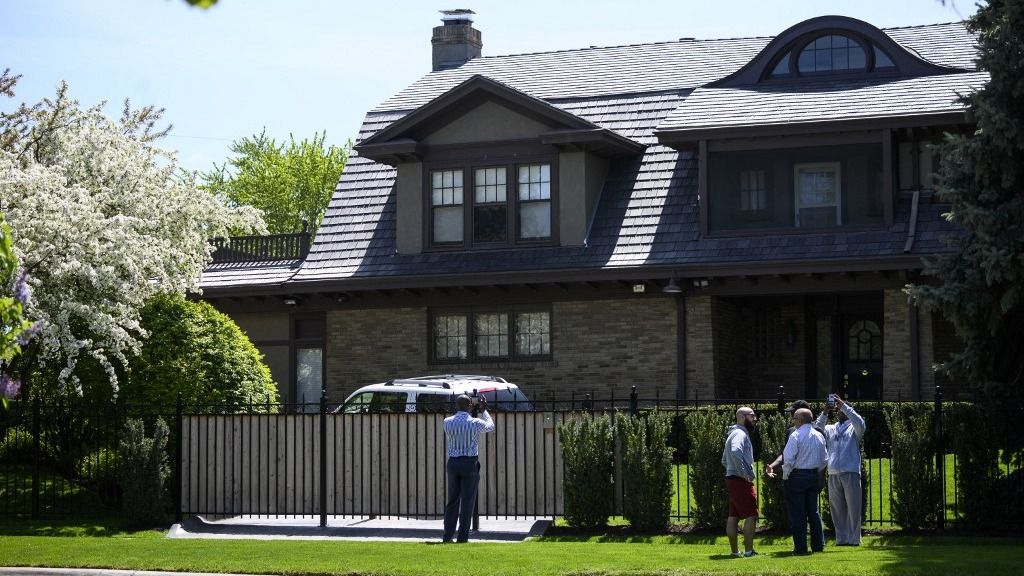 Berkshire Hathaway holds annual shareholders' meetingPeople take pictures on May 2, 2019 in front of the house of Warren Buffett, CEO of Berkshire Hathaway ahead of the annual Berkshire shareholder meeting  in Omaha, Nebraska. (Photo by Johannes EISELE / AFP)