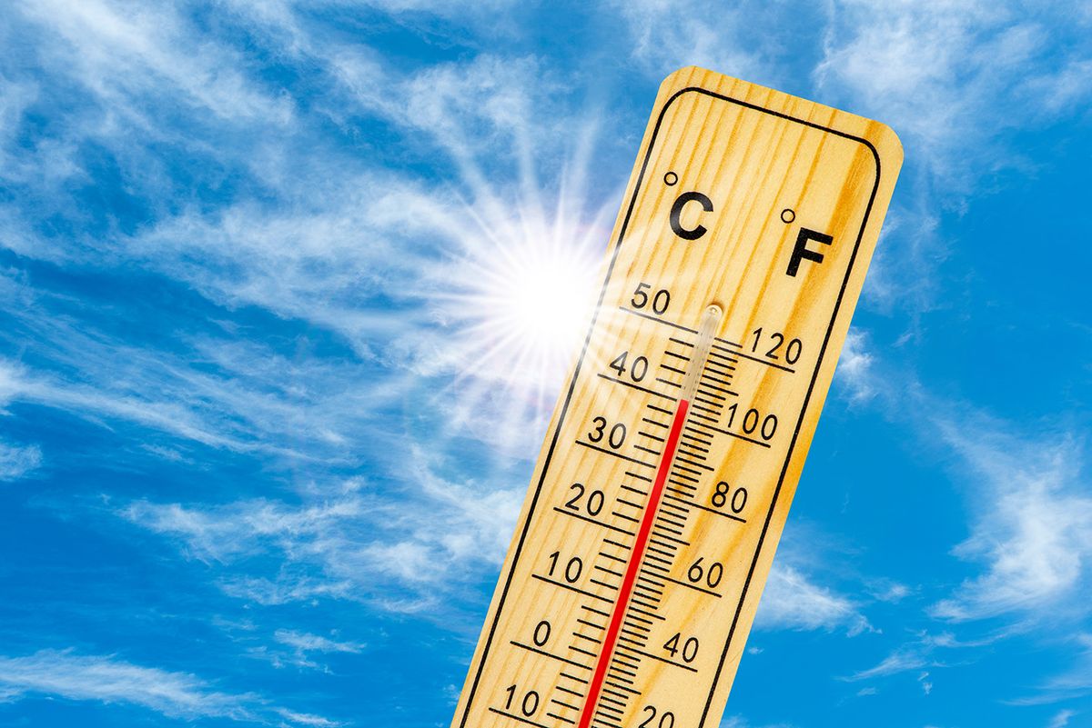 Thermometer,Shows,40,Degrees,In,Summer,Heat