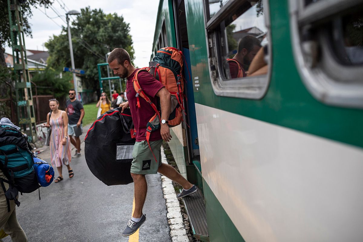 Budapest, 2019. augusztus 6.
A 27. Sziget fesztiválra tartó fiatalok a HÉV Filatorigát megállójában 2019. augusztus 6-án. Az idei fesztivált augusztus 7. és 13. között rendezik meg.
MTI/Mónus Márton