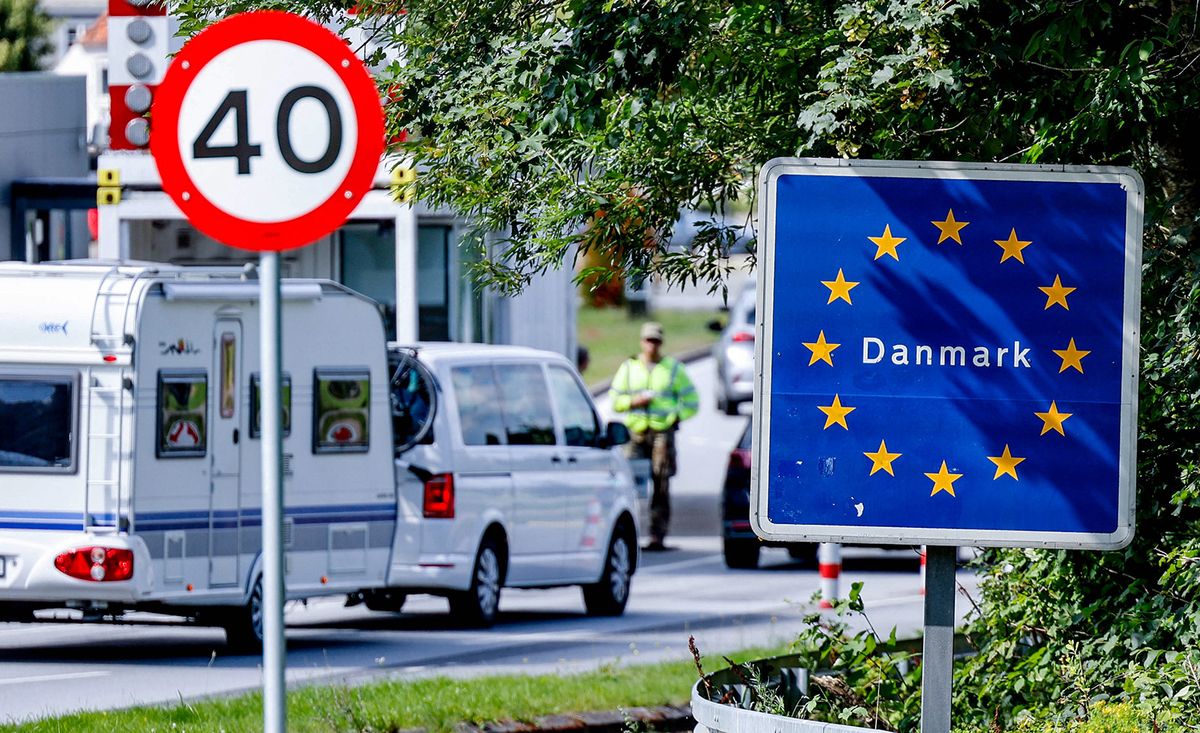 11 August 2023, Schleswig-Holstein, Flensburg: Vehicles pass the border crossing at the German/Danish border in Flensburg. Denmark extends tightened border controls. Photo: Axel Heimken/dpa (Photo by AXEL HEIMKEN / DPA / dpa Picture-Alliance via AFP)