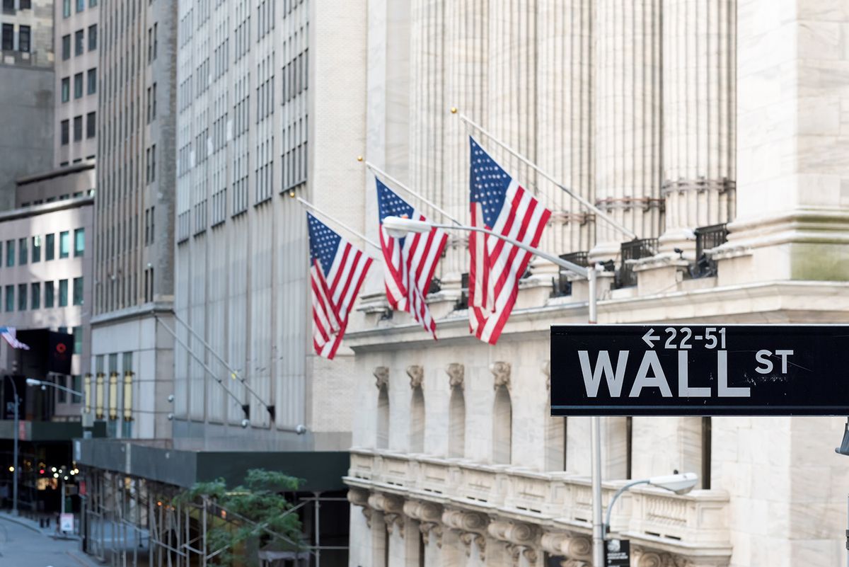 Wall,Street,Sign,With,American,Flags,And,New,York,Stock