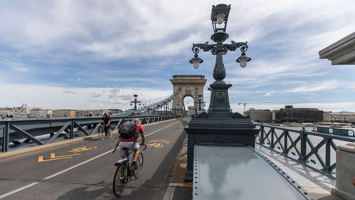 Máris megrongálták a Lánchidat: több millió forint a kár