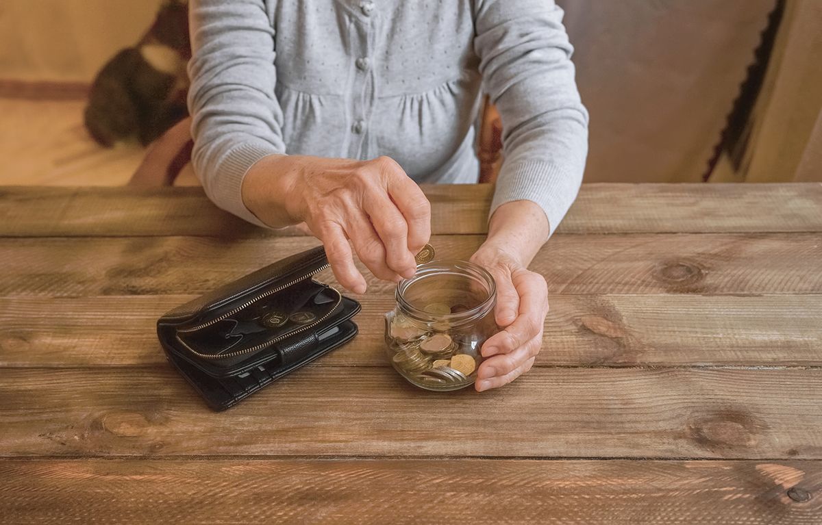 Old,Wrinkled,Hand,Holding,Jar,With,Coins,,Empty,Wallet,,Wooden