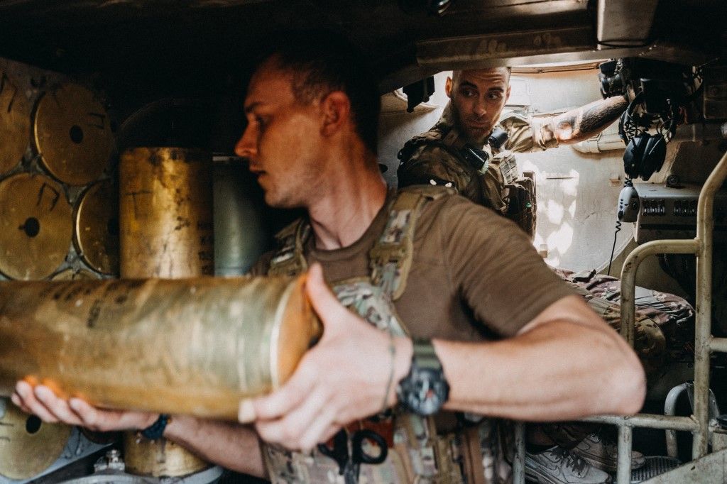 Ukrainian soldiers of the 24th Separate Mechanized Brigade in artillery positions near Toretsk