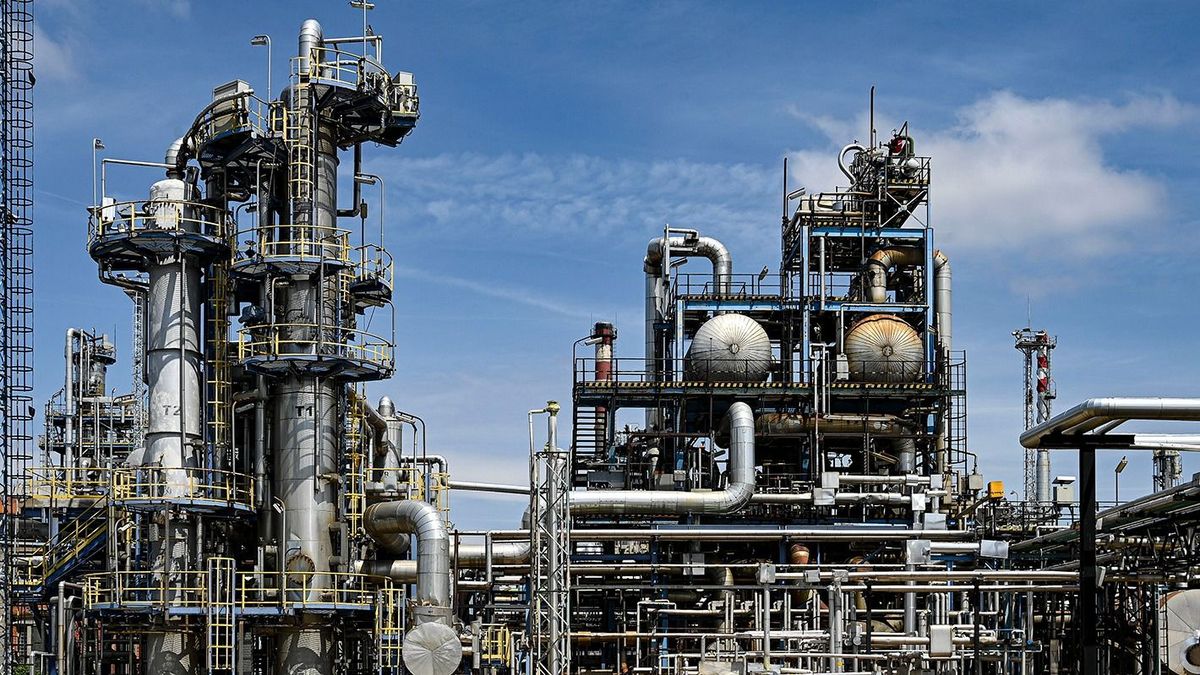 Kigyulladt a Mol százhalombattai finomítója – videó