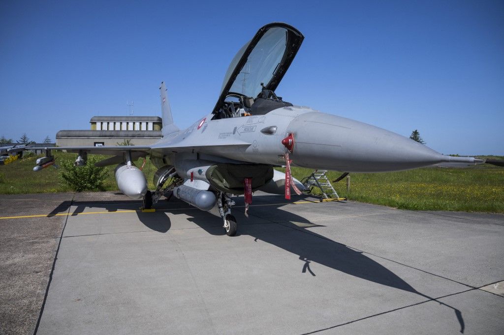 A Danish F-16 fighter aircraft is pictured at air base of the Royal Danish Air Force (RDAF) Fighter Wing Skrydstrup near Vojens, on May 25, 2023. (Photo by Bo Amstrup / Ritzau Scanpix / AFP) / Denmark OUT