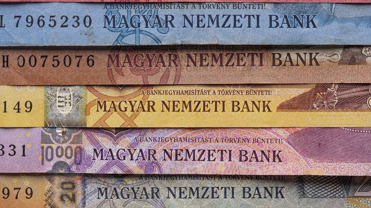 Gyengüléssel kezdi a hetet a forint