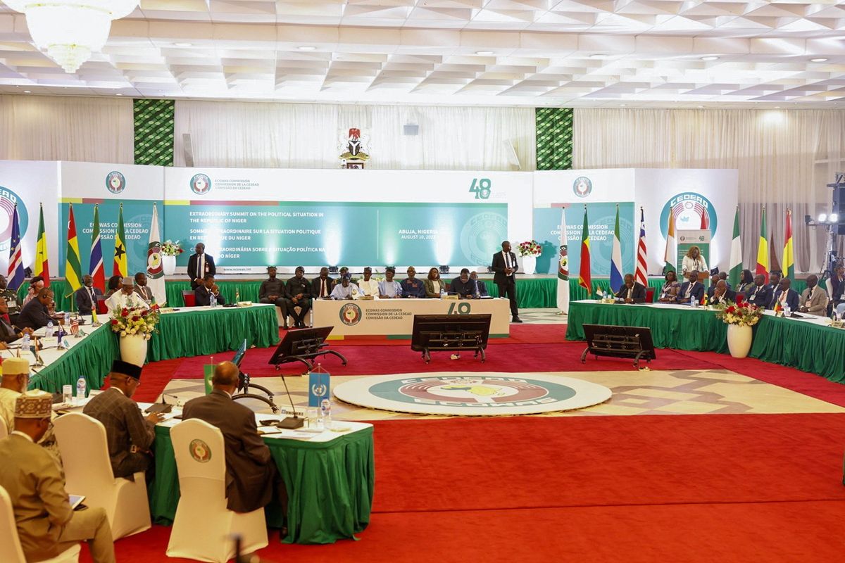 Abuja, 2023. augusztus 10.A Nyugat-afrikai Államok Gazdasági Közösségének (ECOWAS) vezetői a nigeri válság további kezeléséről kezdenek tanácskozást a nigériai fővárosban, Abujában 2023. augusztus 10-én. A nigeri katonai junta nem tett eleget a közösség ultimátumának, és nem helyezte vissza a hatalomba a megválasztott elnököt.MTI/EPA Abuja, 2023. augusztus 10.
A Nyugat-afrikai Államok Gazdasági Közösségének (ECOWAS) vezetői a nigeri válság további kezeléséről kezdenek tanácskozást a nigériai fővárosban, Abujában 2023. augusztus 10-én. A nigeri katonai junta nem tett eleget a közösség ultimátumának, és nem helyezte vissza a hatalomba a megválasztott elnököt.
MTI/EPA