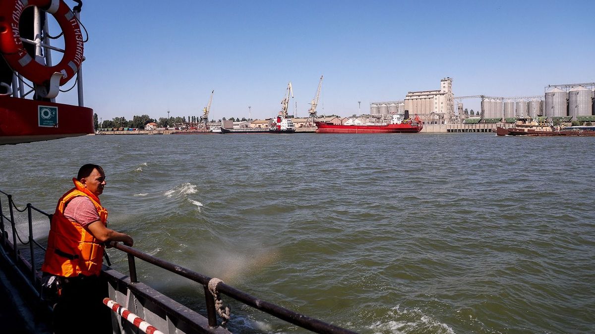 Vessels traffic near Reni river port on Danube river, in Odesa region, Ukraine, July 21, 2022. (Photo by Sergii Kharchenko/NurPhoto) (Photo by Sergii Kharchenko / NurPhoto / NurPhoto via AFP)