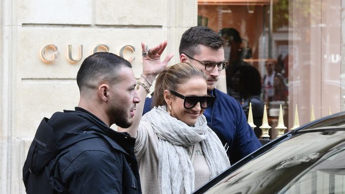 Exclusif - No Web - Jennifer Lopez Affleck fait du shopping chez Gucci et Ralph Lauren à Paris