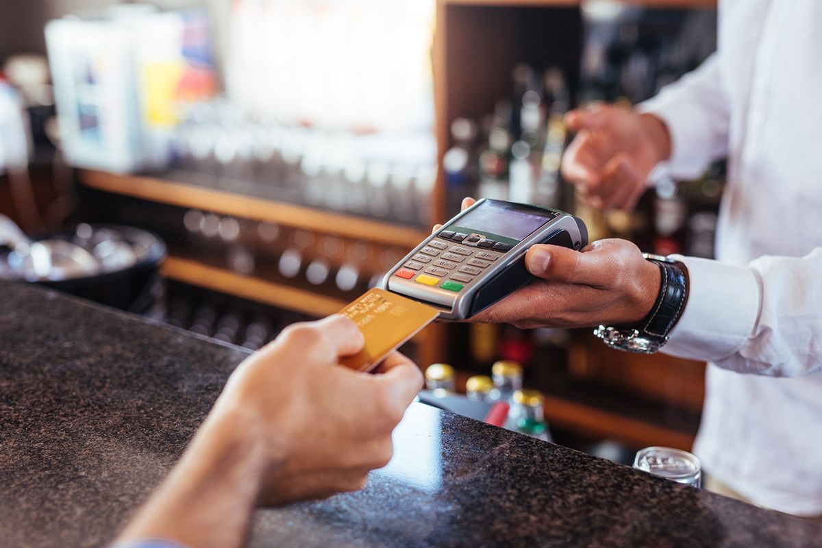 Customer,Making,Payment,Using,Credit,Card.,Close,Up,Of,Card
Customer making payment using credit card. Close up of card payment being made between customer and bartender in cafe.