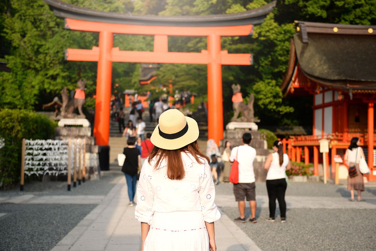 Lady,Tourist,Is,Visiting,Fujimi,Inari,In,Kyoto,,Japan