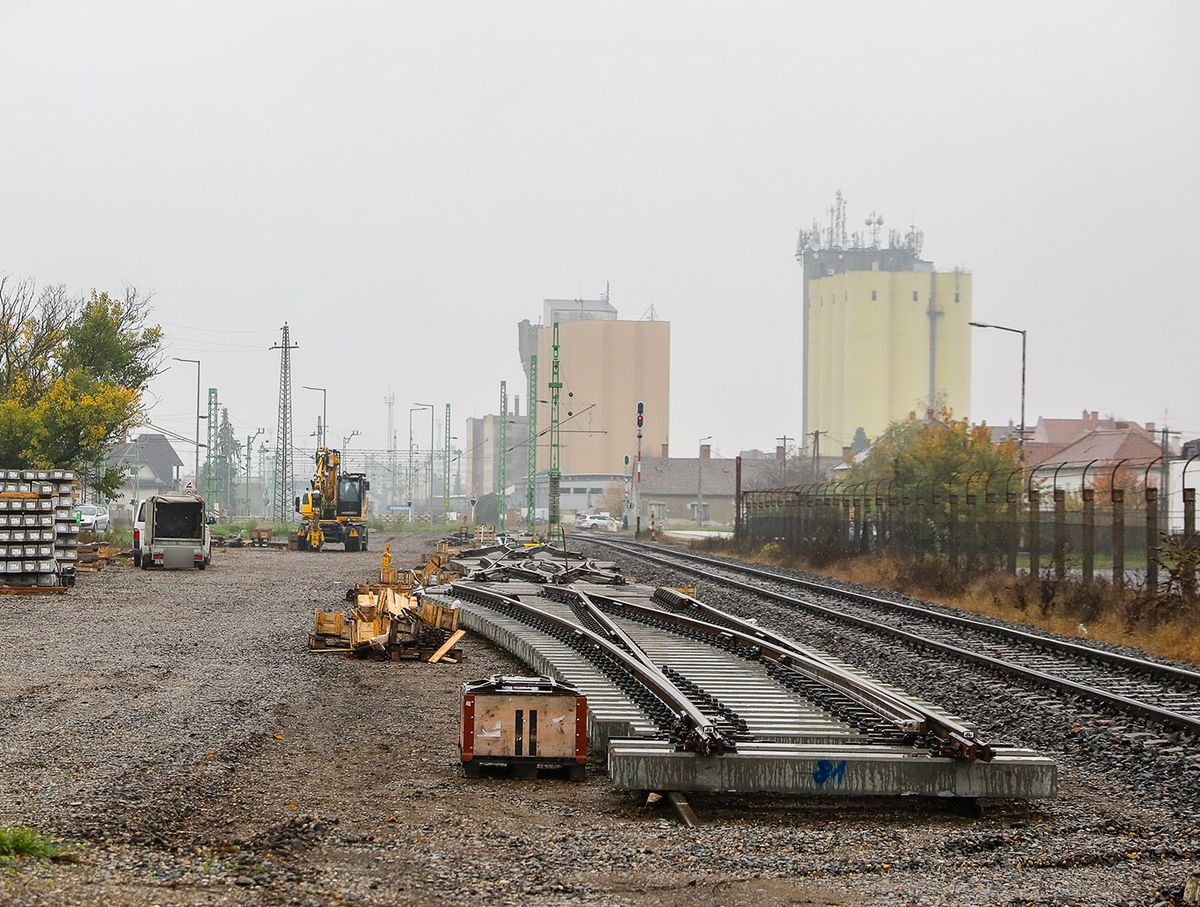 20221104 Szombathely

A tervek szerint a GYSEV Zrt. jövőre a vasútállomás Kőszeg felőli oldalán lévő sínhálózatot újítja fel. A beépítendő új elemeket a Söptei út melletti területen szerelik össze.

Fotó: Unger Tamás UT Vas Népe