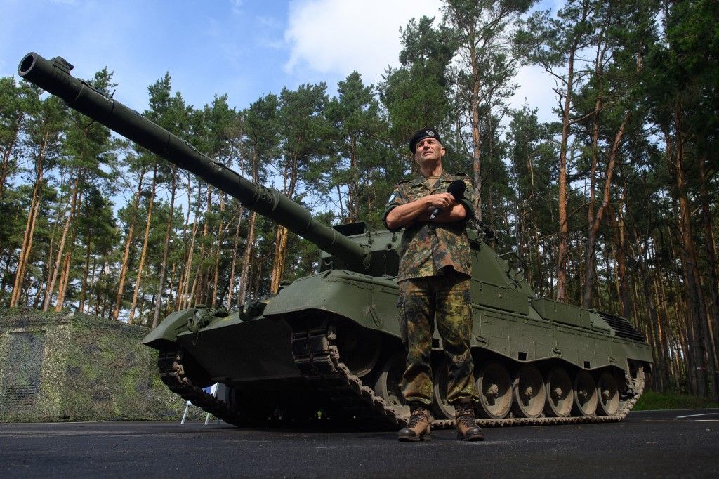 Armed Forces Media Day17 August 2023, Saxony-Anhalt, Klietz: Lieutenant General Andreas Marlow, commander of the German Multinational Corps, stands in front of a Leopard 1 A5 main battle tank at the Klietz training area. The "Special Training Command" trains Ukrainian soldiers in the operation and maintenance of the Leopard 1 A5 main battle tank at the Hub-North of the "European Union Military Assistance Mission in support of Ukraine" (EUMAM UA). The training is provided by soldiers from Germany, the Netherlands and Denmark as well as industry specialists. Photo: Klaus-Dietmar Gabbert/dpa (Photo by Klaus-Dietmar Gabbert / DPA / dpa Picture-Alliance via AFP)