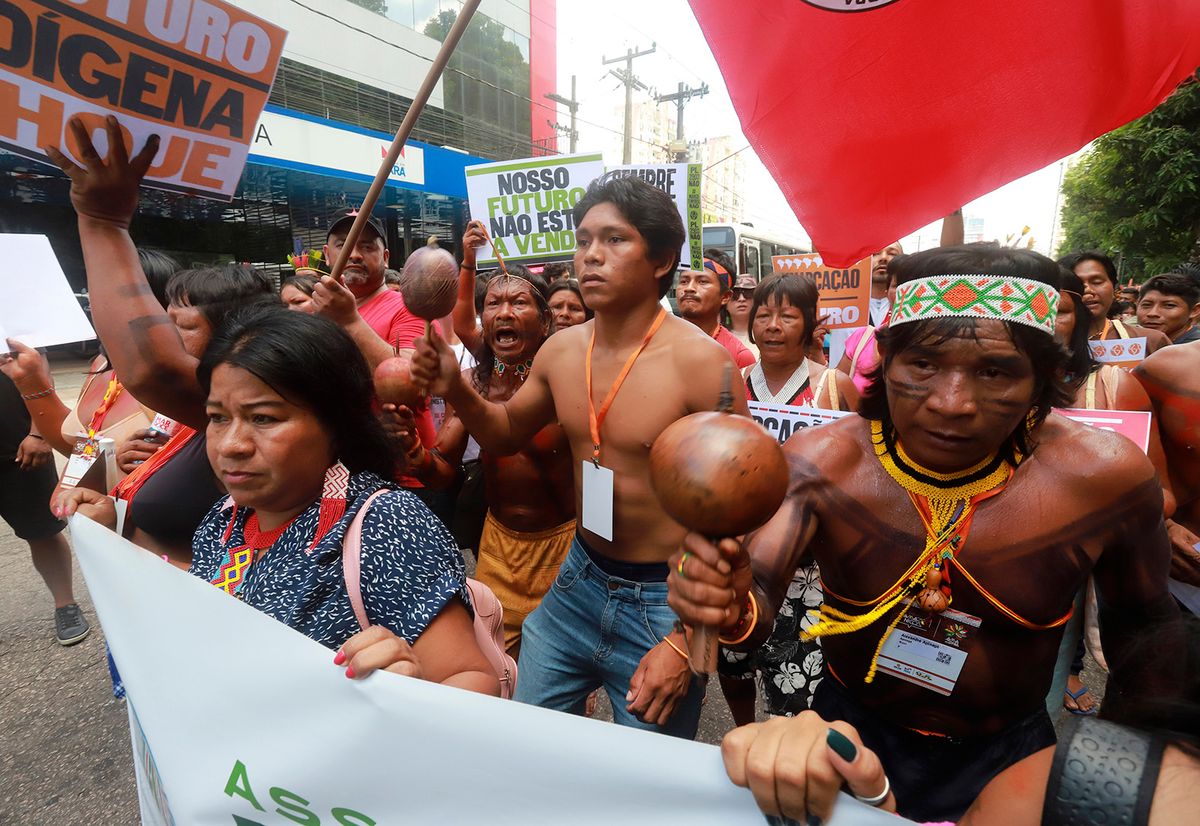 Belém, 2023. augusztus 8.Amazónia természetvédelmének érdekében tüntetnek őslakosok az Amazonas-államok csúcstalálkozójának otthont adó Belémben, a brazíliai Pará állam székhelyén 2023. augusztus 8-án. A találkozón elsősorban az amazonasi trópusi esőerdők védelméről tárgyalnak.MTI/AP/Paulo Santos