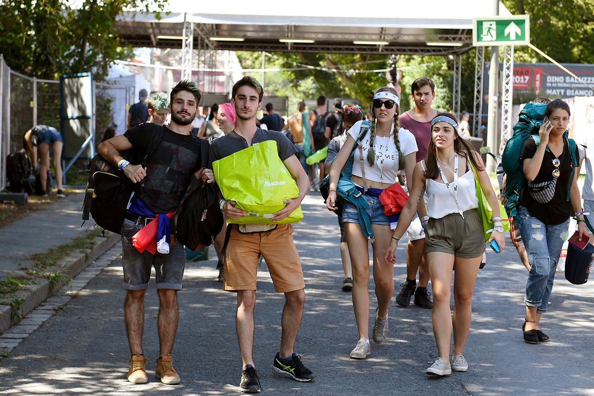 Budapest, 2017. augusztus 8.
Fiatalok érkeznek a Hajógyári-szigetre 2017. augusztus 8-án. Az idén jubiláló, 25. Sziget Fesztivál kapuit augusztus 6-án este nyitották meg a beköltöző sátorozók előtt, a programok 9-én, a mínusz egyedik napon kezdődnek.
MTI Fotó: Koszticsák Szilárd