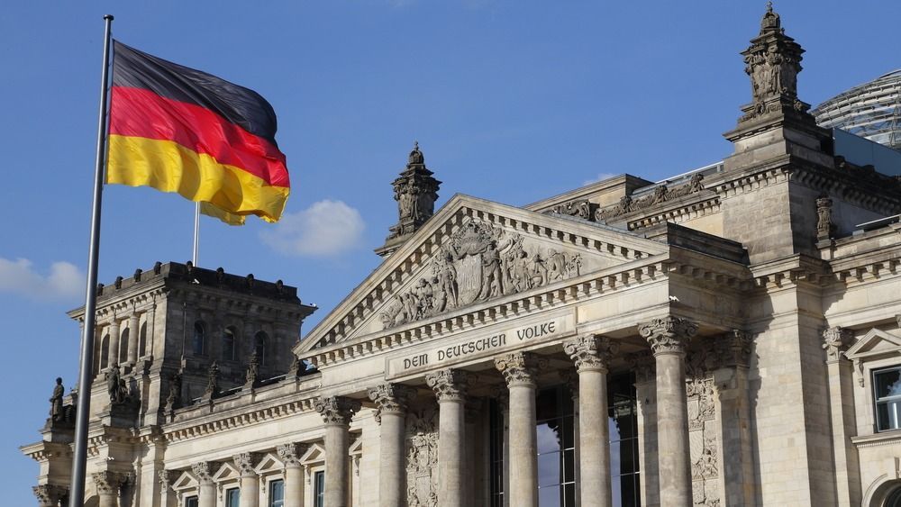 The,German,Bundestag,With,Flag,,A,Constitutional,And,Legislative,Building