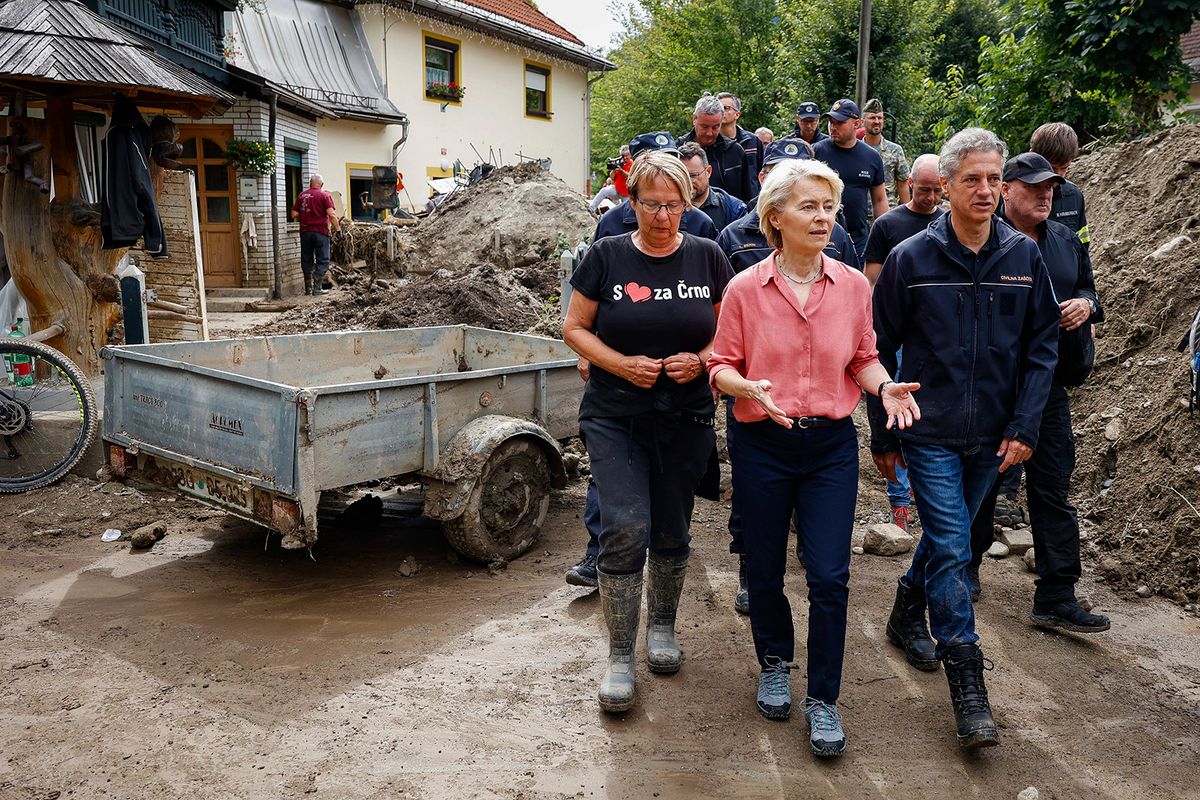 Crna, 2023. augusztus 9.Ursula von der Leyen, az Európai Bizottság elnöke (k) és Robert Golob szlovén miniszterelnök (j) az árvíz sújtotta Crnába látogat 2023. augusztus 9-én. Von der Leyen bejelentette: Szlovénia idén 100 millió eurót, jövőre pedig 300 millió eurót kap az Európai Unió Szolidaritási Alapjából a közelmúltbeli áradások következményeinek kezelésére.MTI/AP/STA/Anze Malovrh