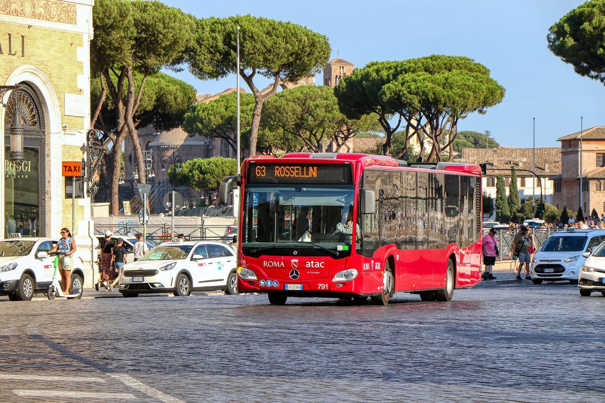 Atac,-,Roman,Urban,Bus,In,Piazza,Venezia.,Rome,,Italy. Atac - Roman urban bus in Piazza Venezia. Rome, Italy. 07.08.2022