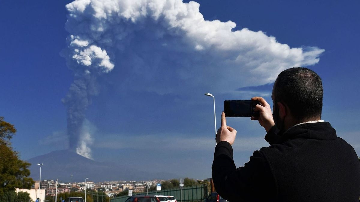 Catania, 2021. március 4.
Füstöt és gőzt lövell ki az Etna tűzhányó a szicíliai Catania közelében 2021. március 4-én. Európa legnagyobb és legaktívabb vulkánja február 16-án tört ki újra.
MTI/EPA/ANSA/Orietta Scardino