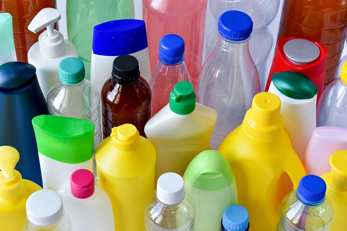Various,Colored,Plastic,Bottles,In,A,Row,Top,View, Various colored plastic bottles in a row top view
takarítószer, tisztítószer, vegyi,vegyszer